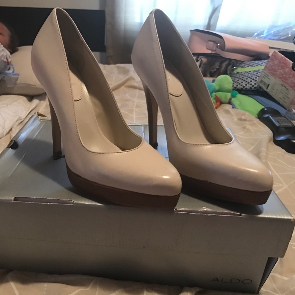 Nude heels with wooden heels