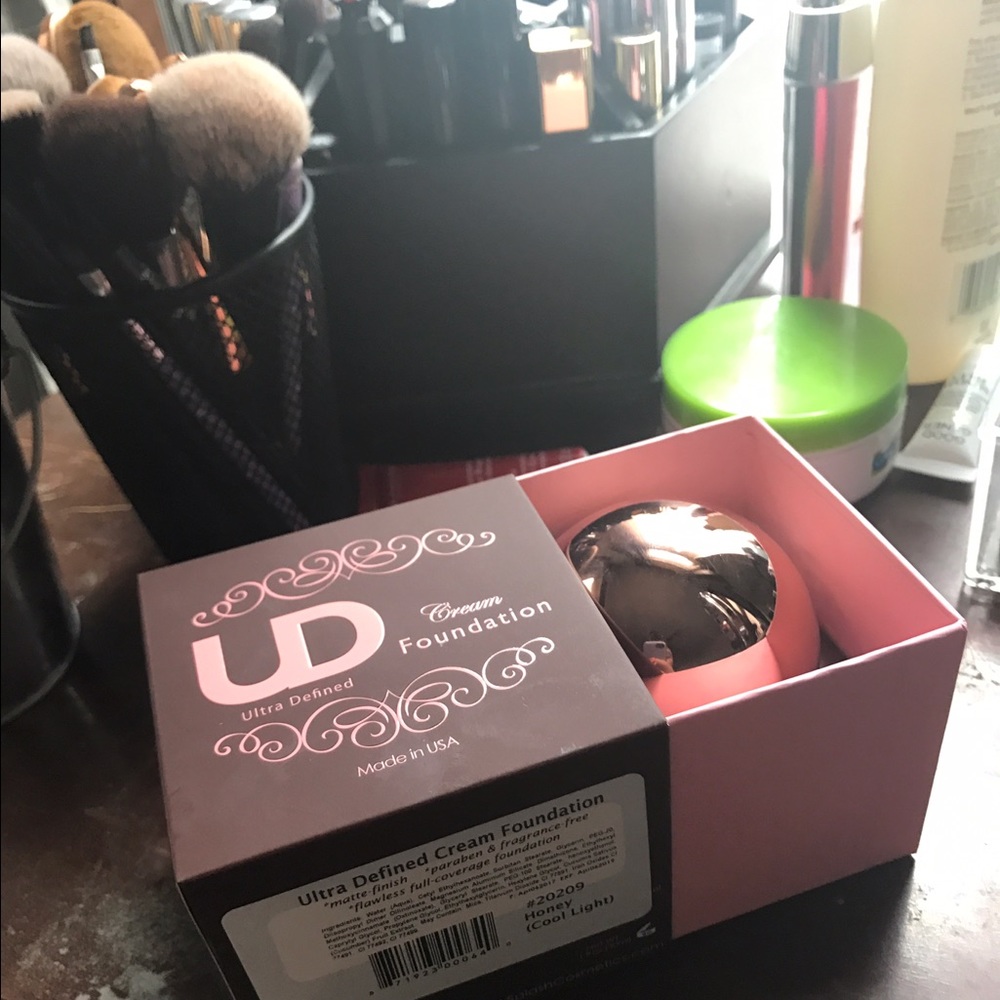 LA Splash Ultra Defined Cream Foundation - Honey