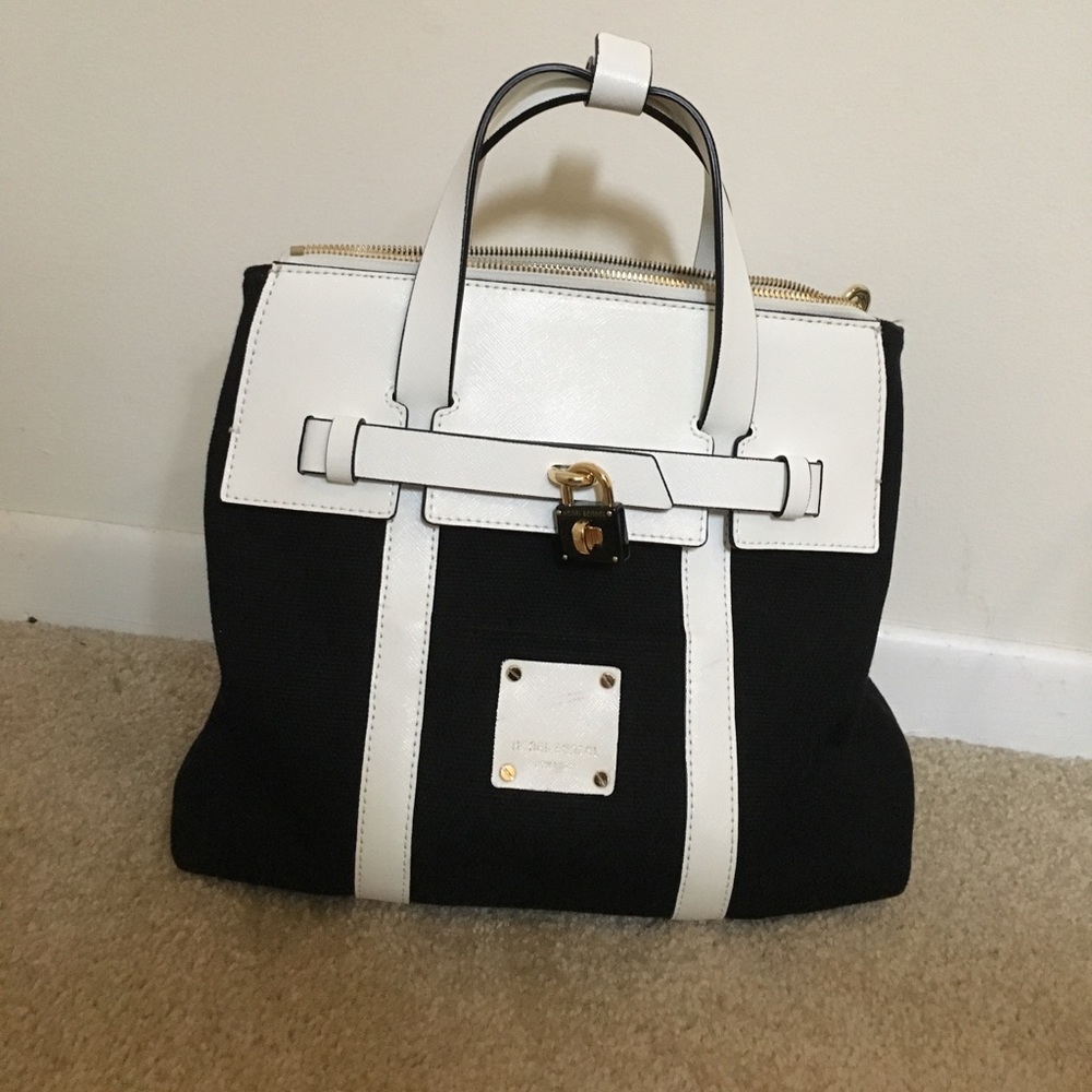 JETSETTER MINI CONVERTIBLE BACKPACK. BLK & WHITE.