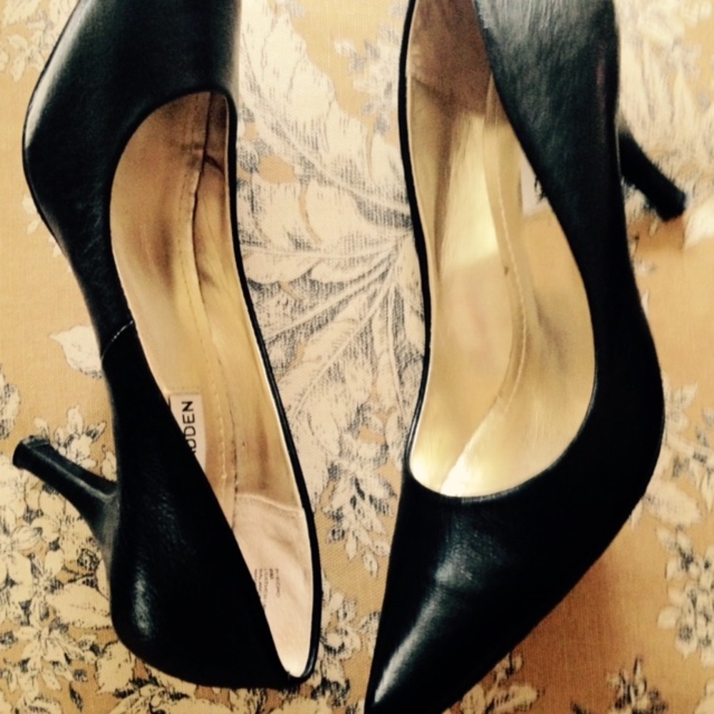 SOLD Steve Madden black  pumps with gold detail - Picture 2 of 4