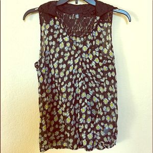 Daisy sleeveless top w/ pocket and lace collar