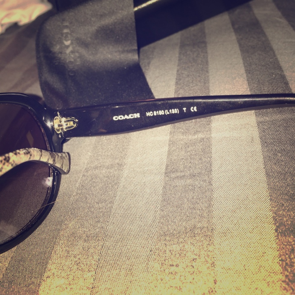 Coach Sunglasses w/Case and Cleansing Cloth - Picture 4 of 4