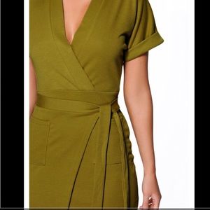 NWT green BooHoo wrap dress with pockets