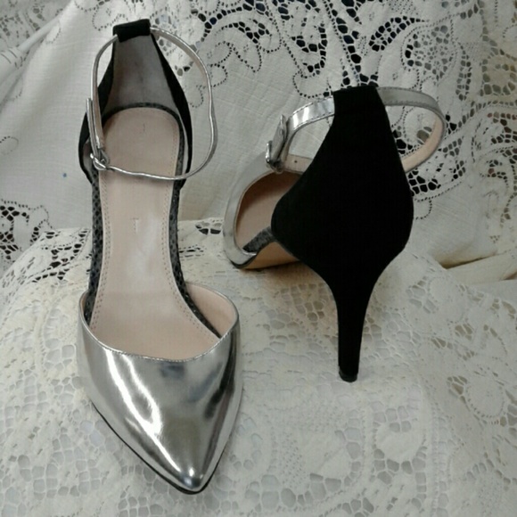 BANANA REPUBLIC "GIANA" ANKLE STRAP PUMPS - Picture 2 of 5