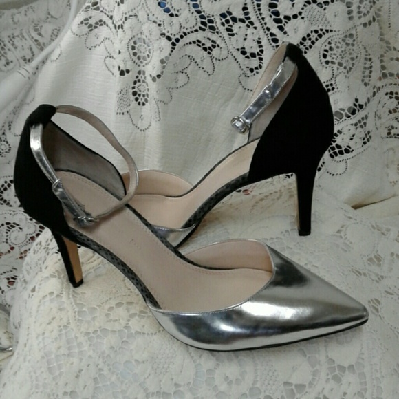 BANANA REPUBLIC "GIANA" ANKLE STRAP PUMPS - Picture 3 of 5