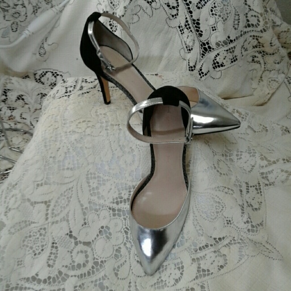 BANANA REPUBLIC "GIANA" ANKLE STRAP PUMPS - Picture 4 of 5