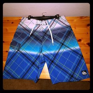 NWOT Quicksilver Mens boardshorts Size 36