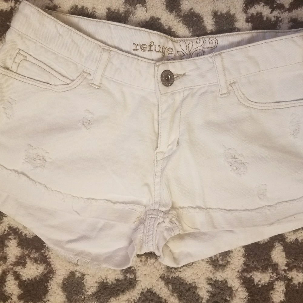 🌿REFUGE DISTRESSED WHITE DENIM SHORTS