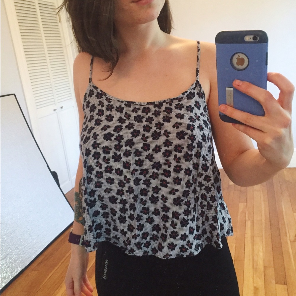 Urban Outfitters Cut Out Back Flowy Crop Top 🌺💙 - Picture 2 of 5