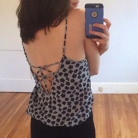 Urban Outfitters Tops - Urban Outfitters Cut Out Back Flowy Crop Top 🌺💙