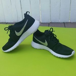 Nike Women's Roshe Run Casual