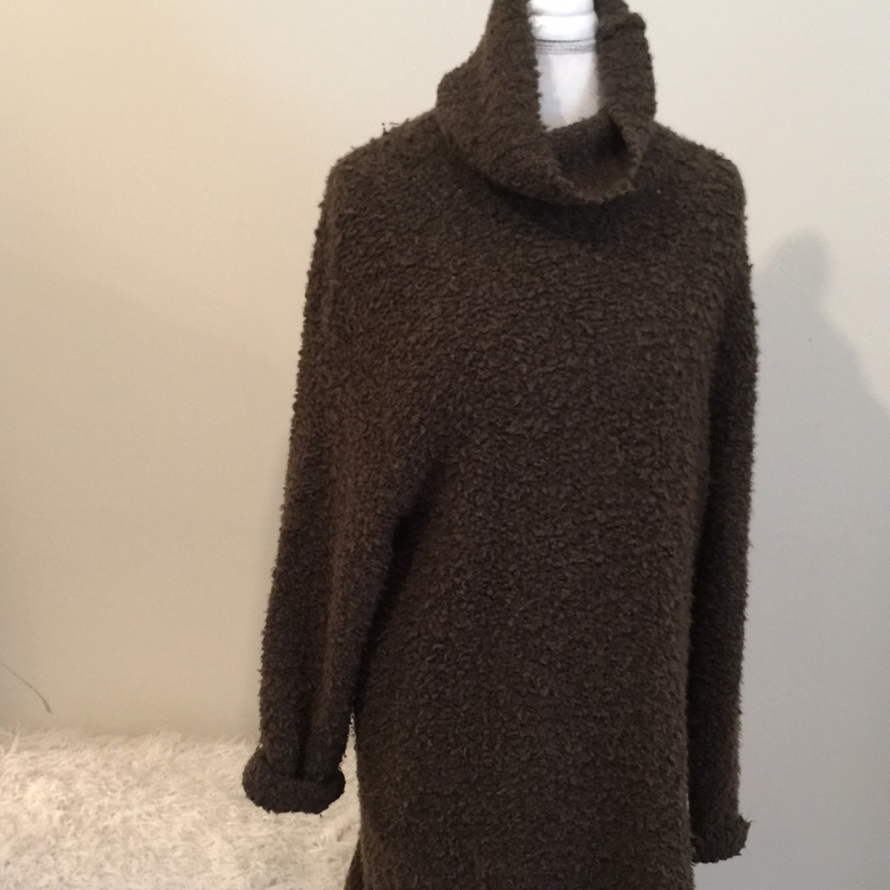 Sweater/dress by Wilfred for Aritzia.