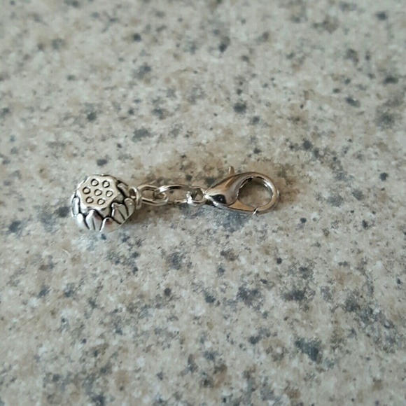 Mini lotus flower silver charm pendant minimalist - Picture 4 of 8