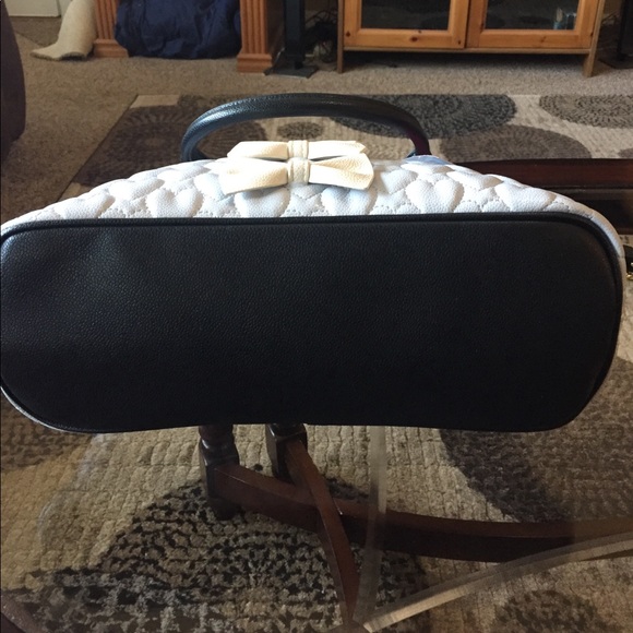 🌸NWT! BETSEY JOHNSON BOW DOME SATCHEL - Picture 6 of 6