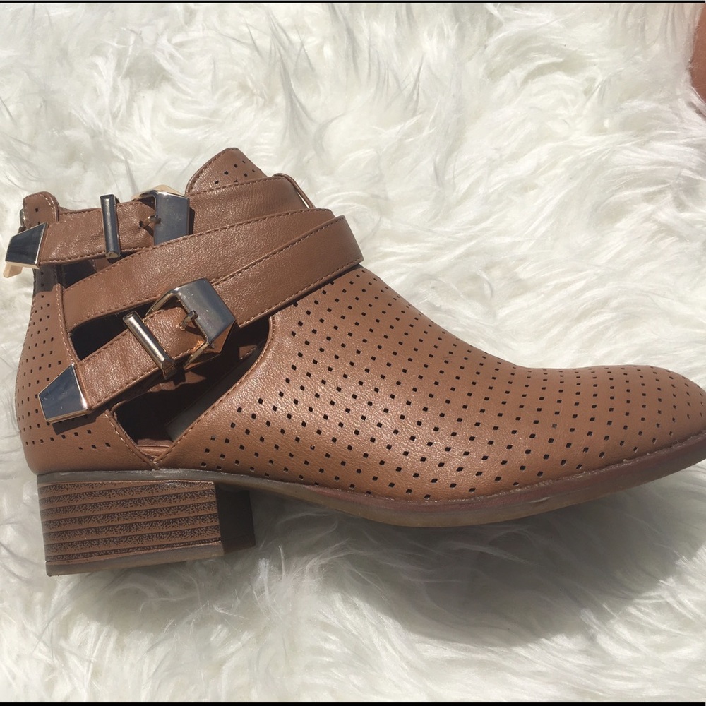 ✨MAKE AN OFFER ✨Tan ankle boots
