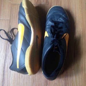 Indoor soccer shoes