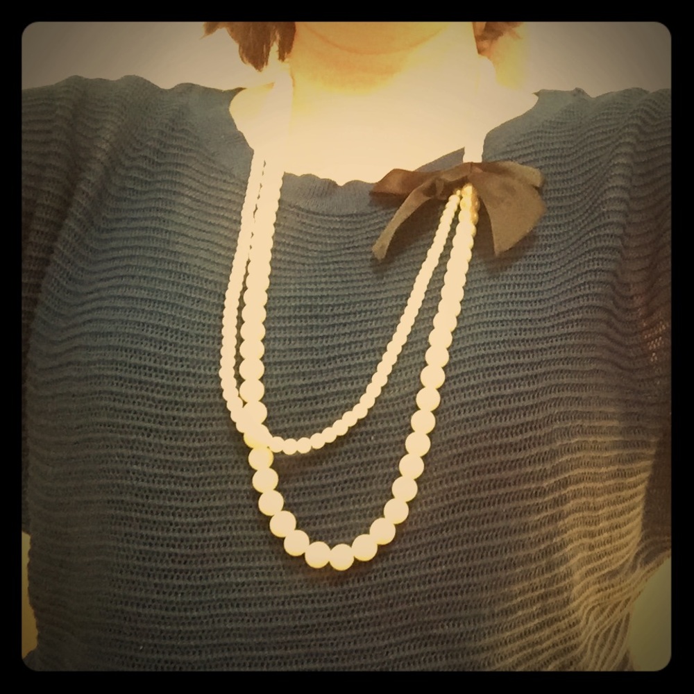 Costume pearl necklace with bow