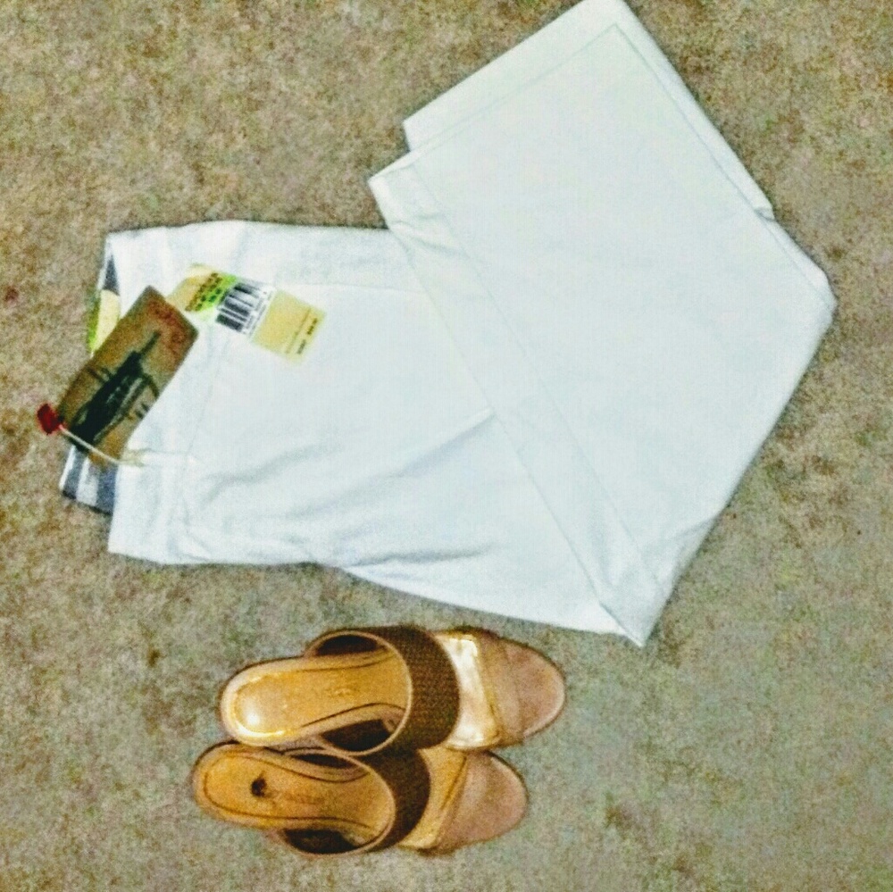 PRICE DROP! Brand new Sz 4p  white Dockers capris