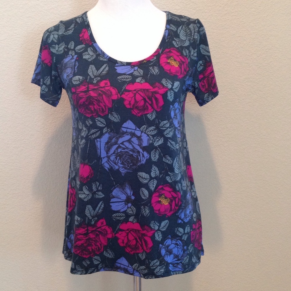 Gorgeous Lularoe Roses Classic T🌹