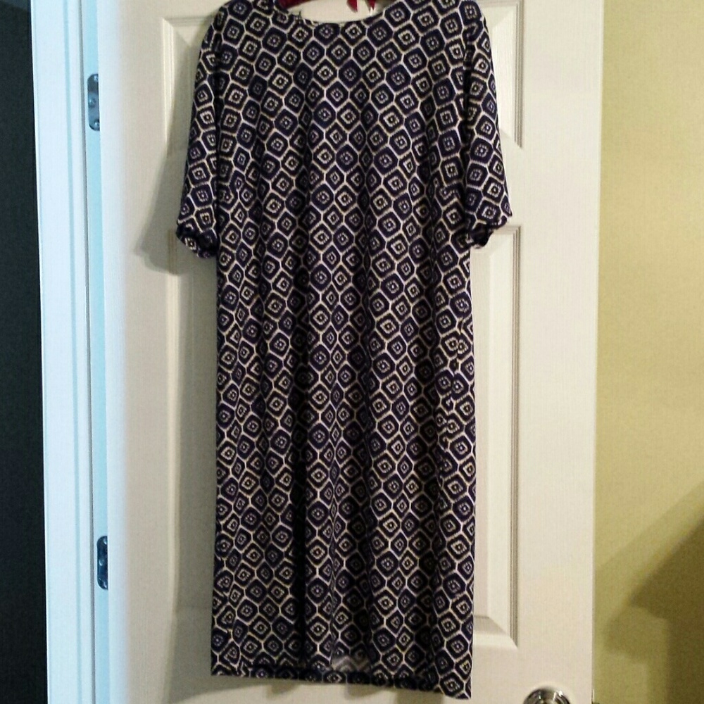 Shift Dress with keyhole at neckline.