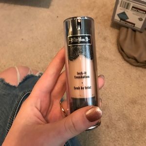 KVD Lock-It foundation in Light (46)