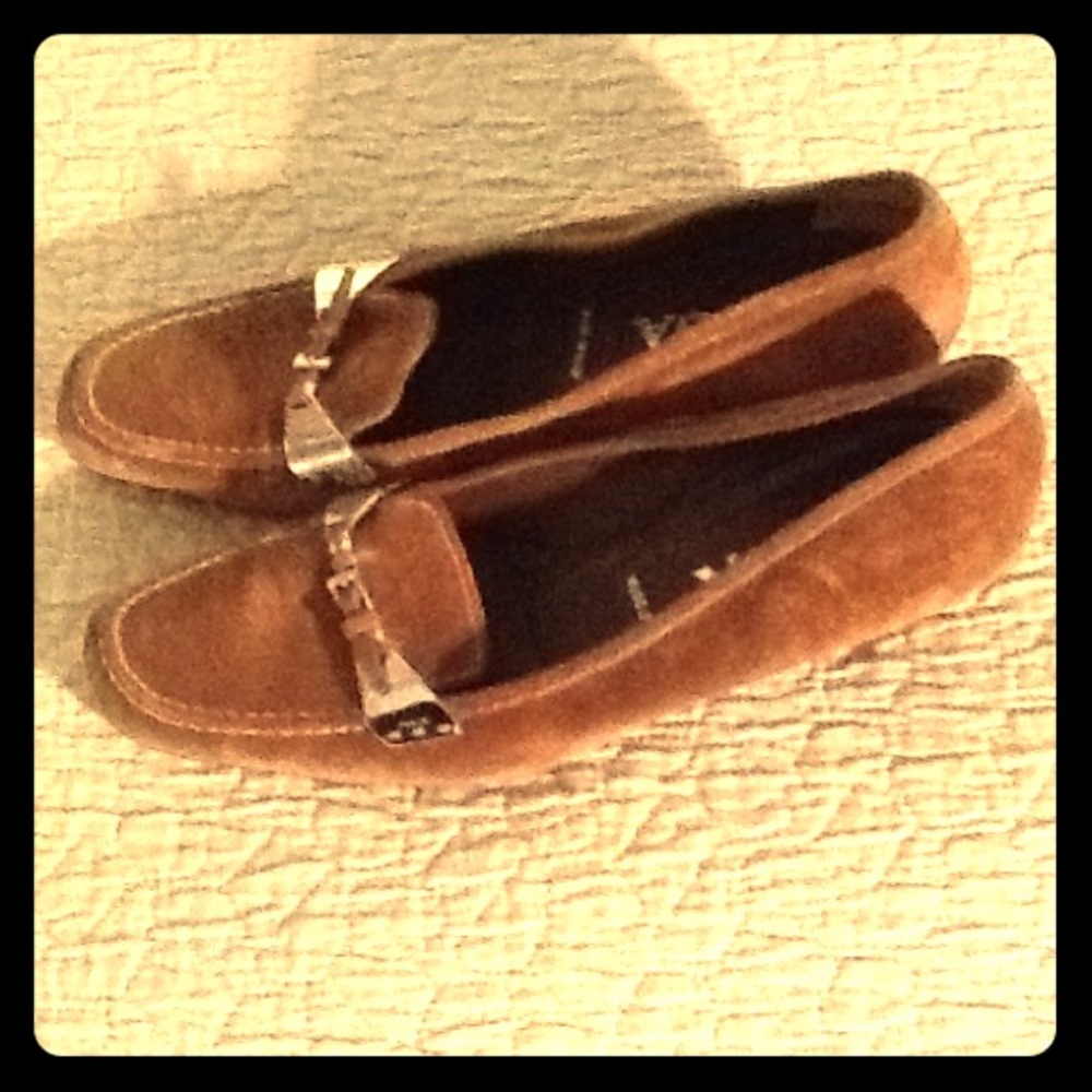 Prada tan suede kitten heels size 6
