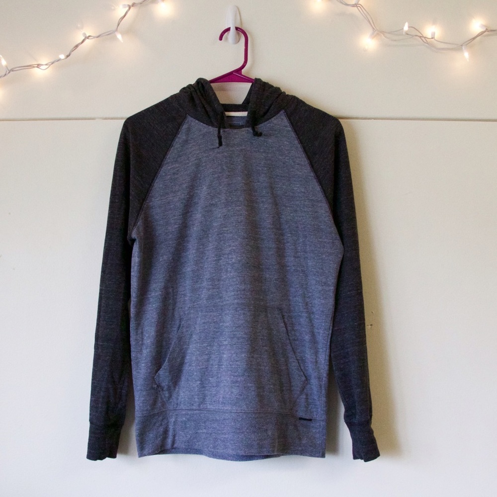 Baseball-tee style lightweight sweater!