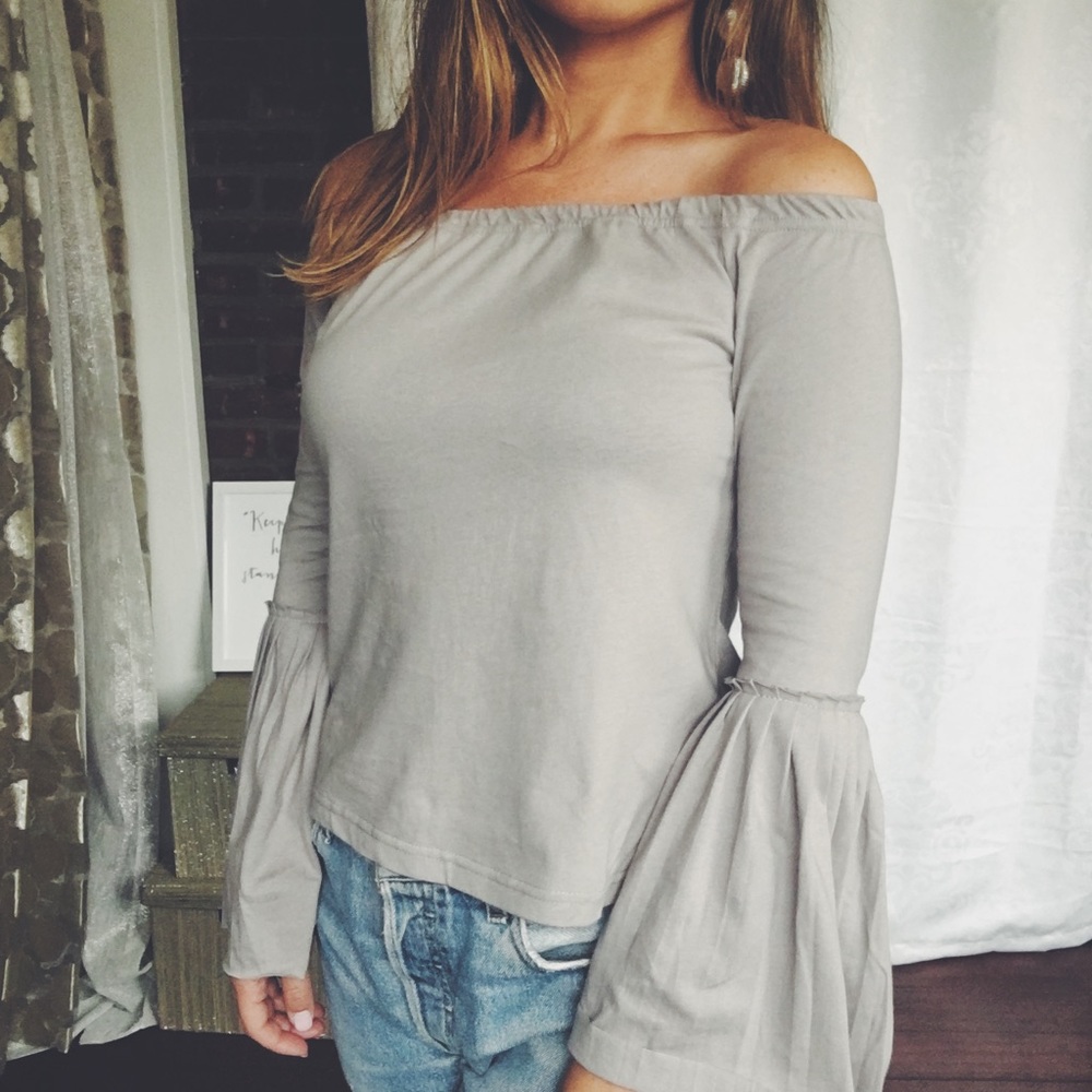 🆕Aimee Gray Off The Shoulder Bell Sleeve - Picture 2 of 5
