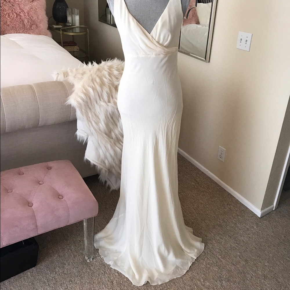 Size 6 Nicole Miller Wedding Dress in Cream.