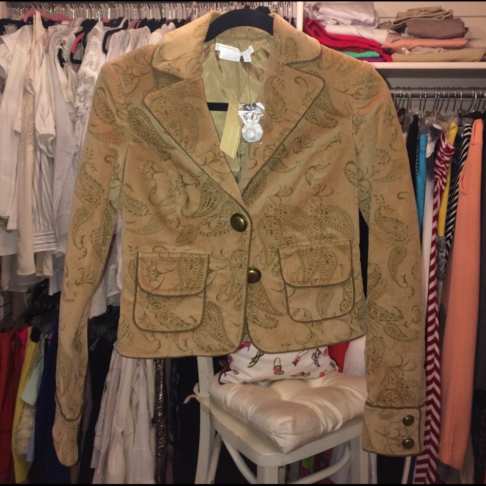 Unique blazer in a honey color