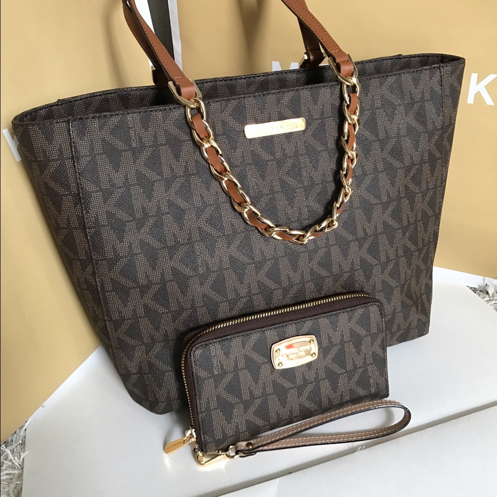 👑👒Michael Kors Shoulder Bag and Wallet👒👑