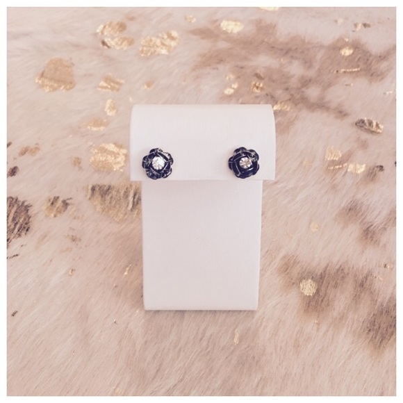 Jewelry - 🌺 Flower Stud Earrings 🌺