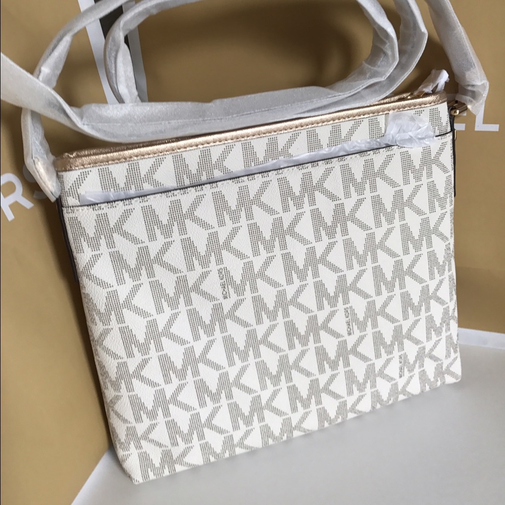 👑👒Michael Kors Crossbody👒👑 - Picture 2 of 8