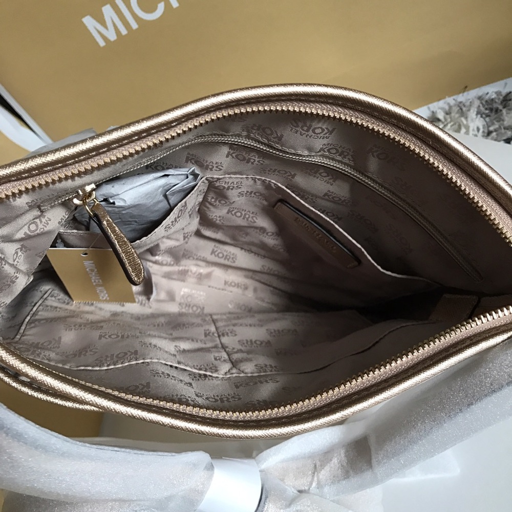 👑👒Michael Kors Crossbody👒👑 - Picture 4 of 8
