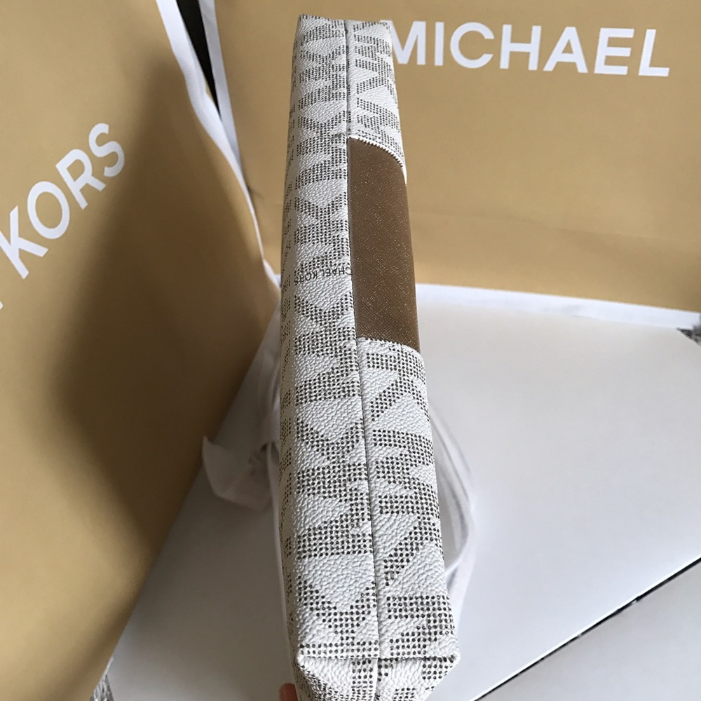 👑👒Michael Kors Crossbody👒👑 - Picture 6 of 8