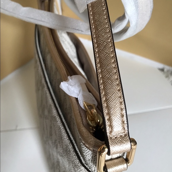👑👒Michael Kors Crossbody👒👑 - Picture 3 of 8