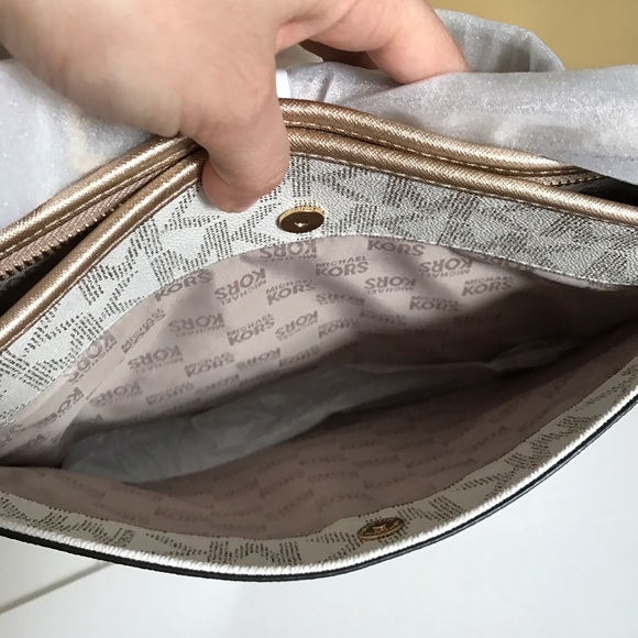 👑👒Michael Kors Crossbody👒👑 - Picture 5 of 8