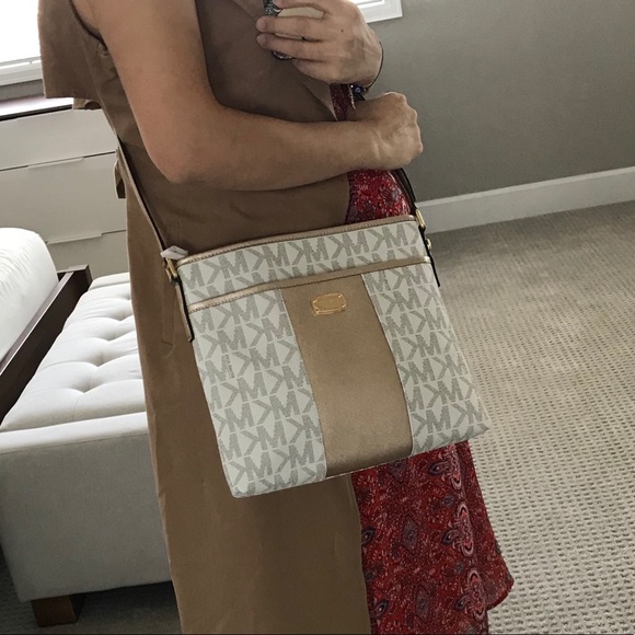 👑👒Michael Kors Crossbody👒👑 - Picture 8 of 8