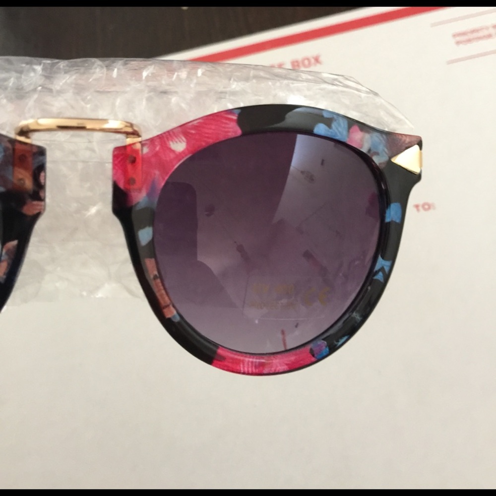 Sunglasses - Picture 4 of 4