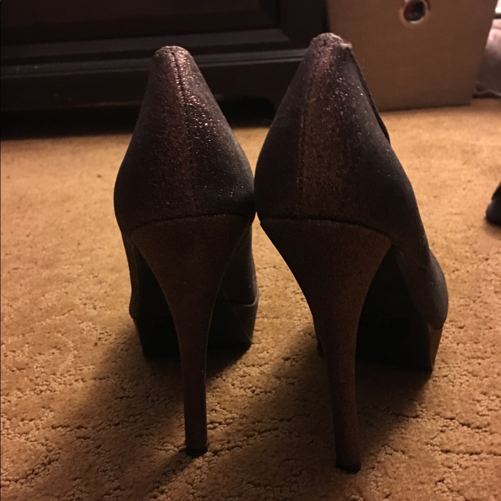 Bronze sparkle 5" Pumps size 9 - Picture 3 of 4