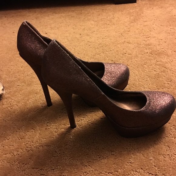 Bronze sparkle 5" Pumps size 9 - Picture 2 of 4