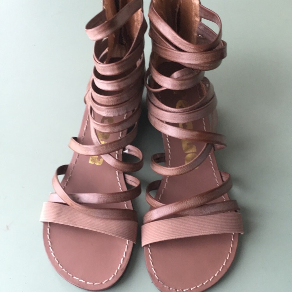 Sandals with small heel