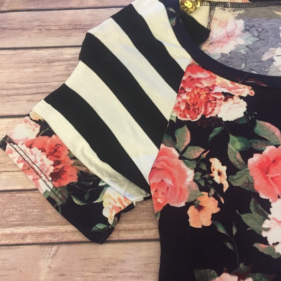 New! M-L Stripe/Floral combo tee - Picture 3 of 5