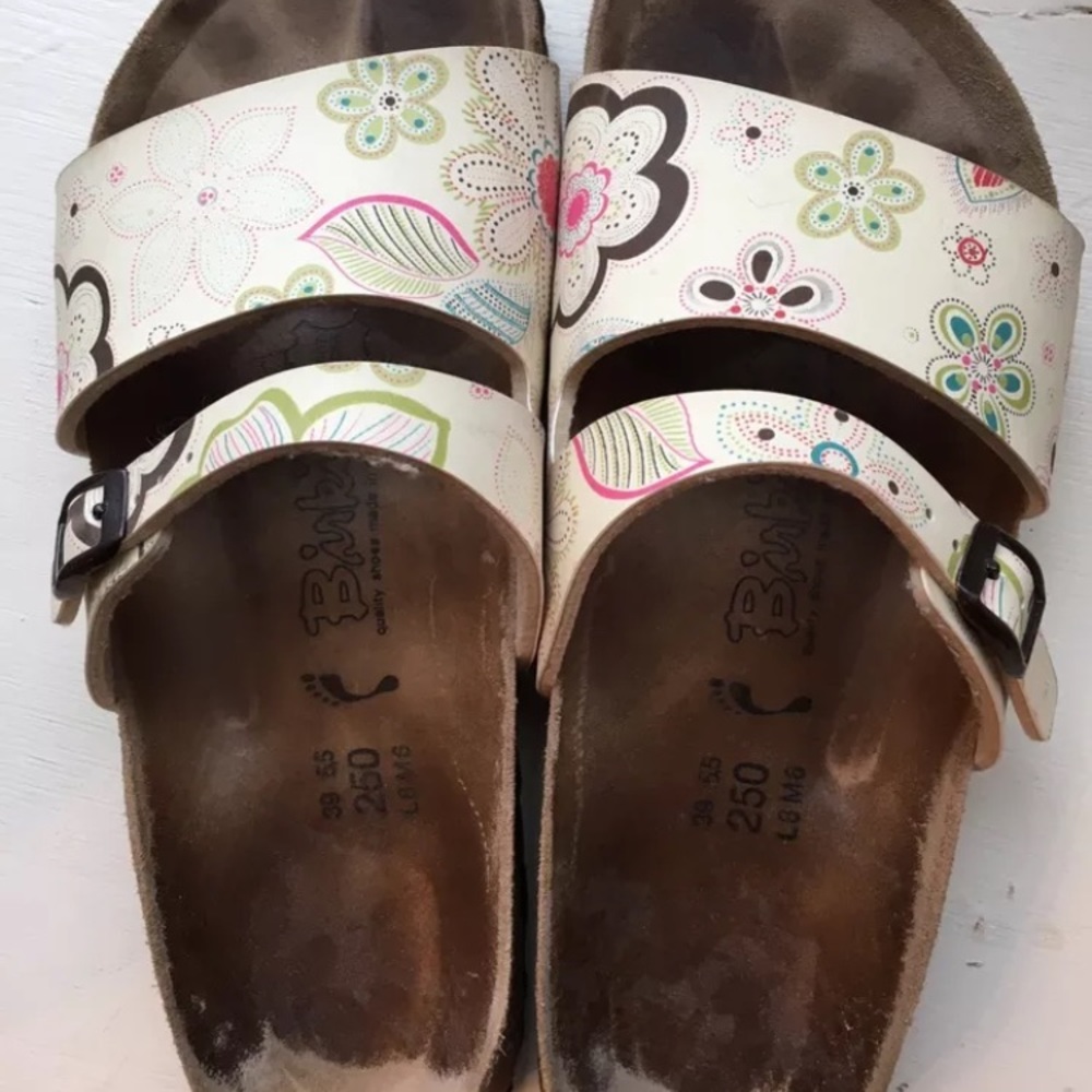 Woman's Birkenstocks Sz 39 cream Floral sandals
