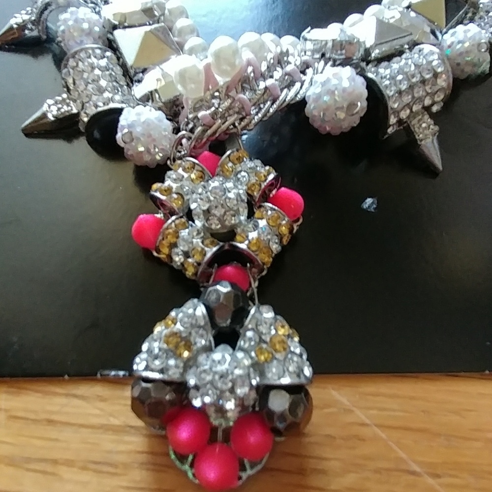 NWT GORGEOUS SILVER CRYSTAL STATEMENT NECKLACE