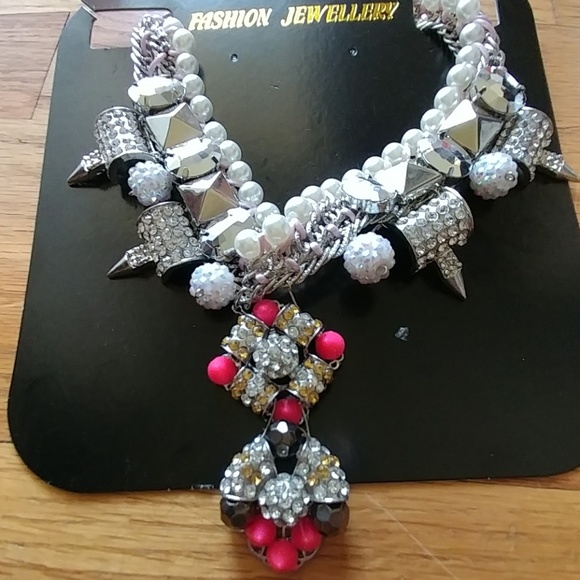 NWT GORGEOUS SILVER CRYSTAL STATEMENT NECKLACE - Picture 3 of 7