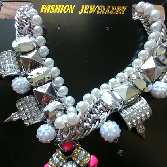 NWT GORGEOUS SILVER CRYSTAL STATEMENT NECKLACE - Picture 4 of 7