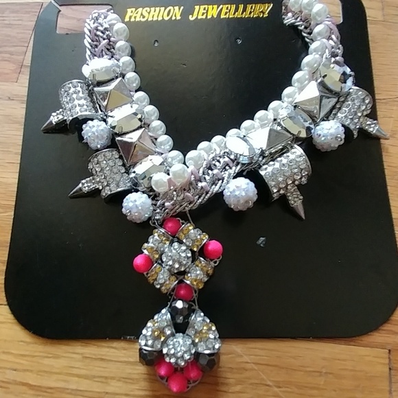 NWT GORGEOUS SILVER CRYSTAL STATEMENT NECKLACE - Picture 5 of 7