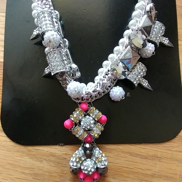 NWT GORGEOUS SILVER CRYSTAL STATEMENT NECKLACE - Picture 2 of 7