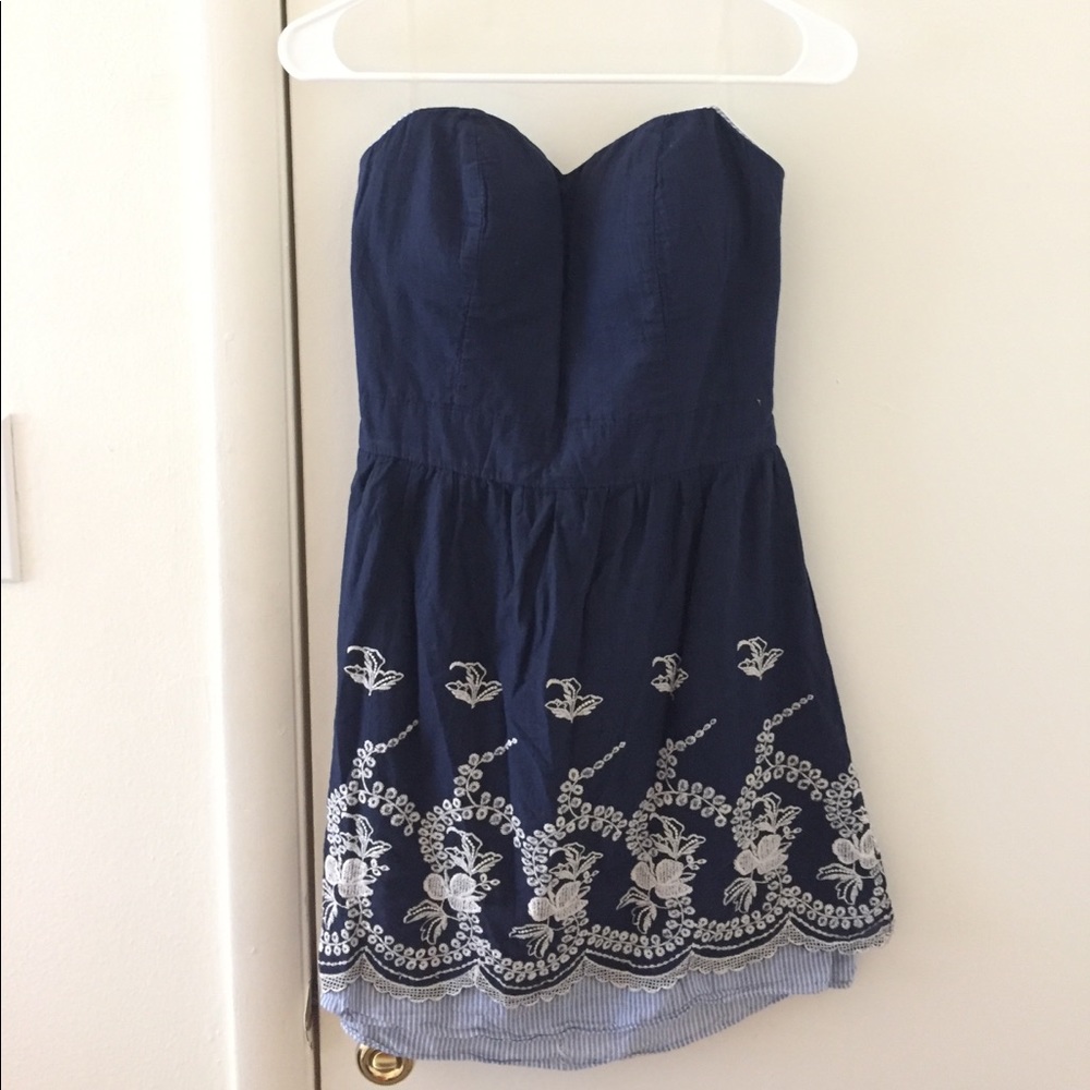 Adorable navy strapless dress!